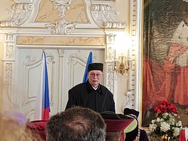Profesor Eliáš převzal čestný doktorát Univerzity Palackého