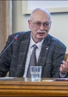 Karel Eliáš byl na Karlovarských právnických dnech oceněn za přínos pro právo
